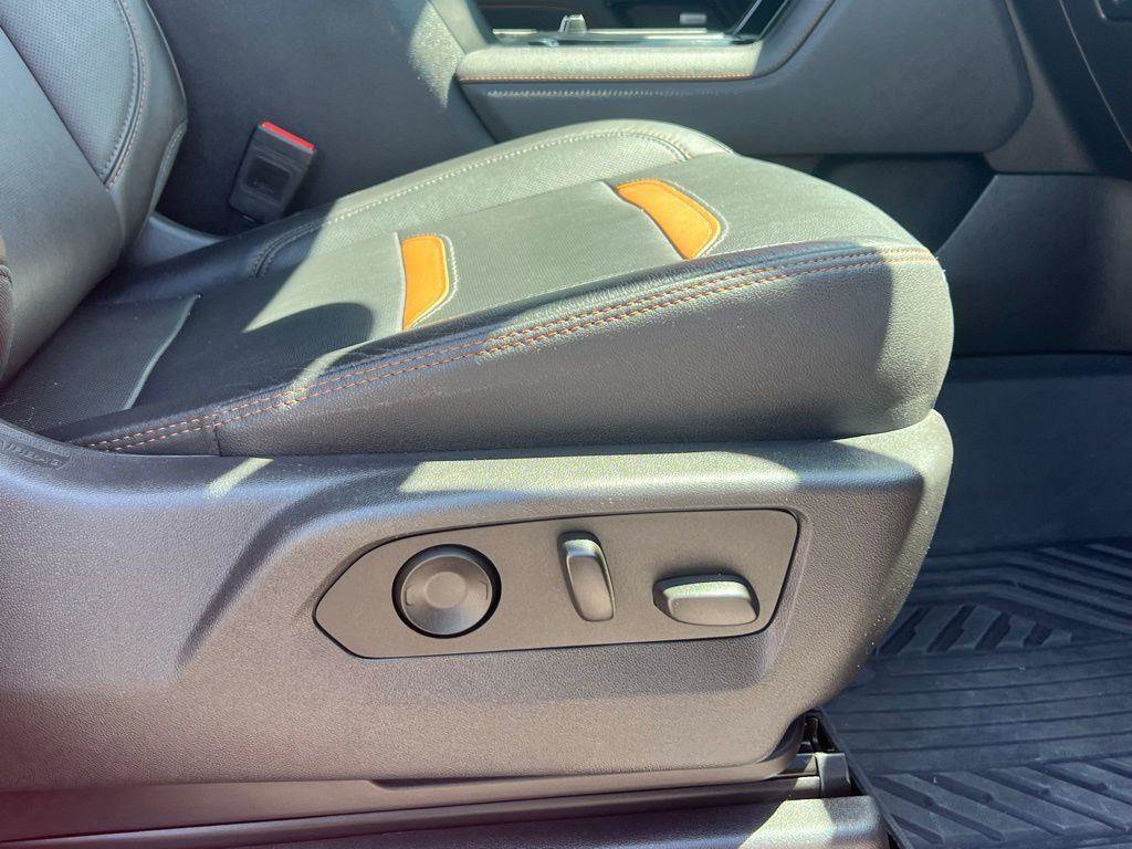 Used 2024 GMC Sierra 2500 AT4 w/ AT4 Preferred Package image 13