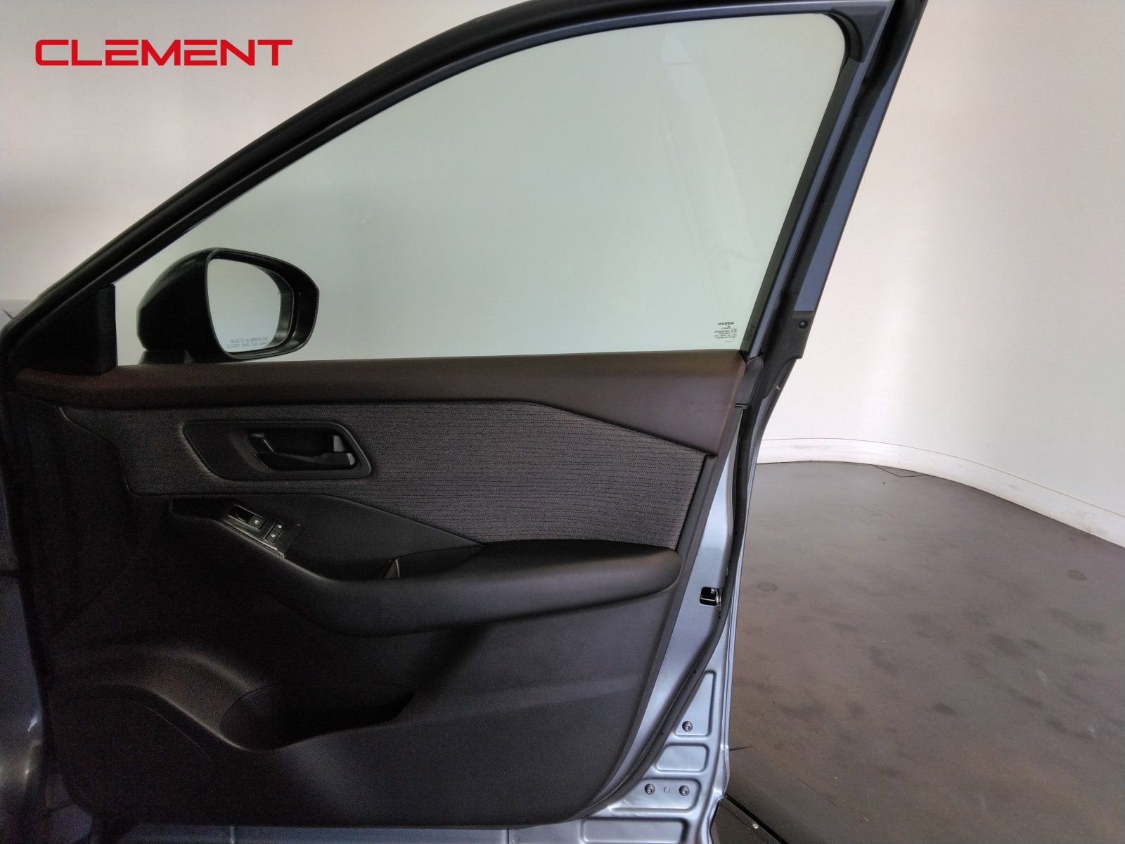 Used 2023 Nissan Rogue S image 32