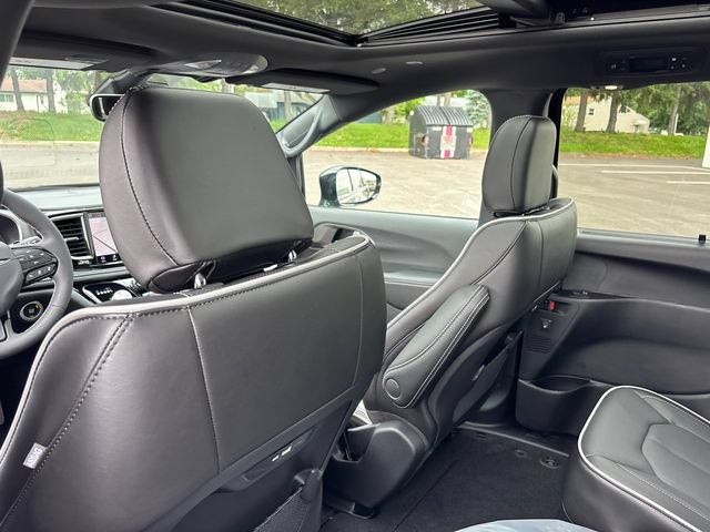 New 2027 Chrysler Pacifica Limited AWD/4WD image 11