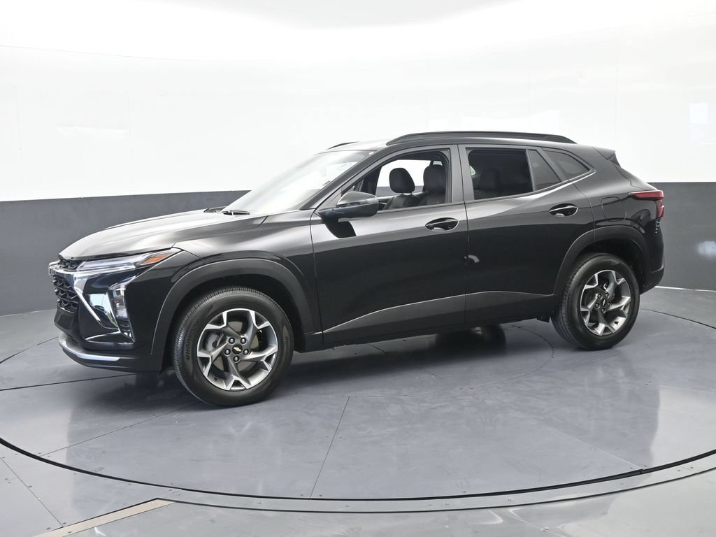 Used 2025 Chevrolet Trax LT FWD image 2