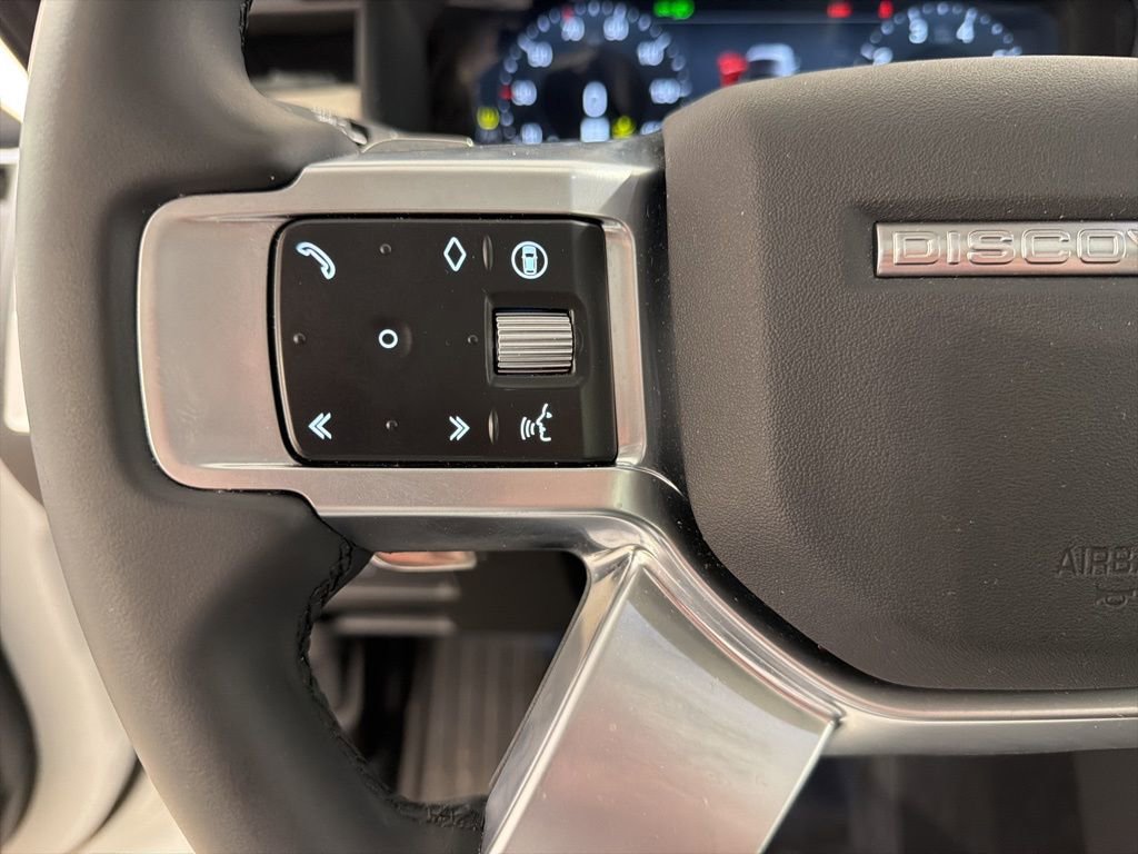 Used 2025 Land Rover Discovery S image 12