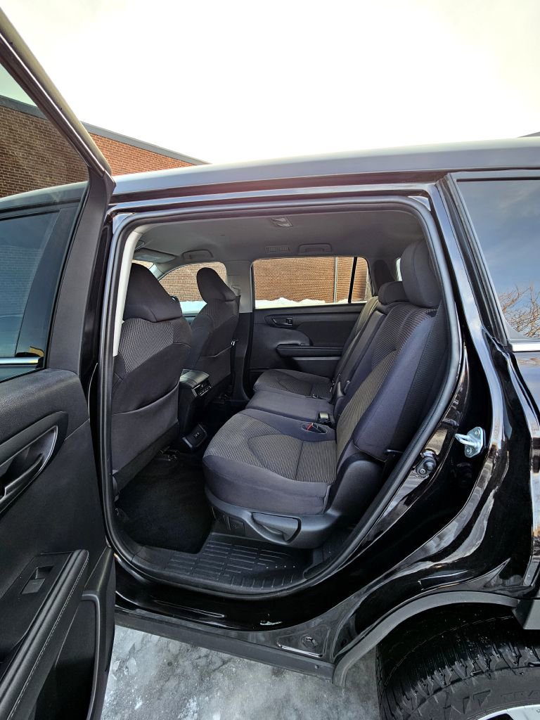 Used 2020 Toyota Highlander LE image 9