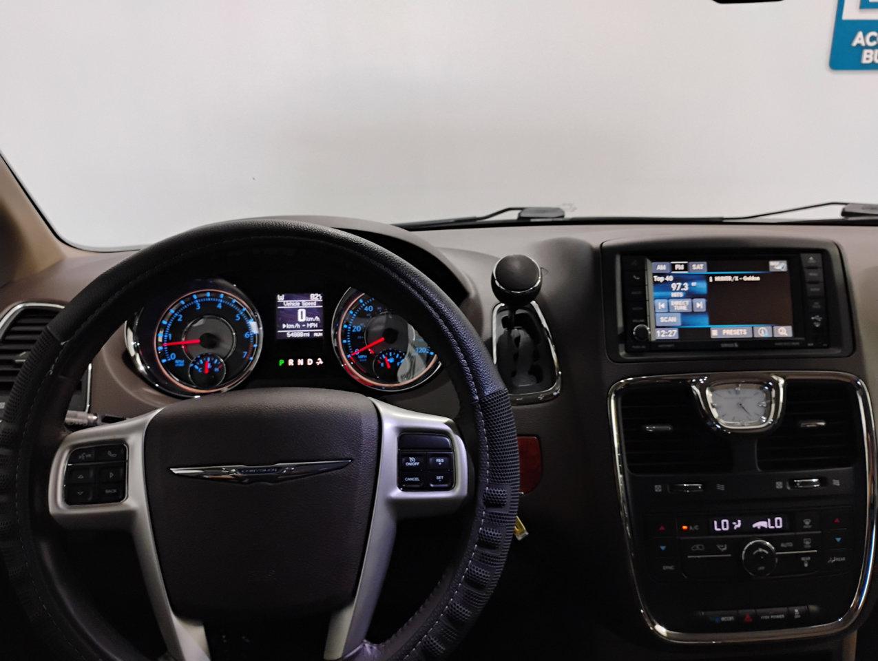 Used 2016 Chrysler Town & Country Touring image 9