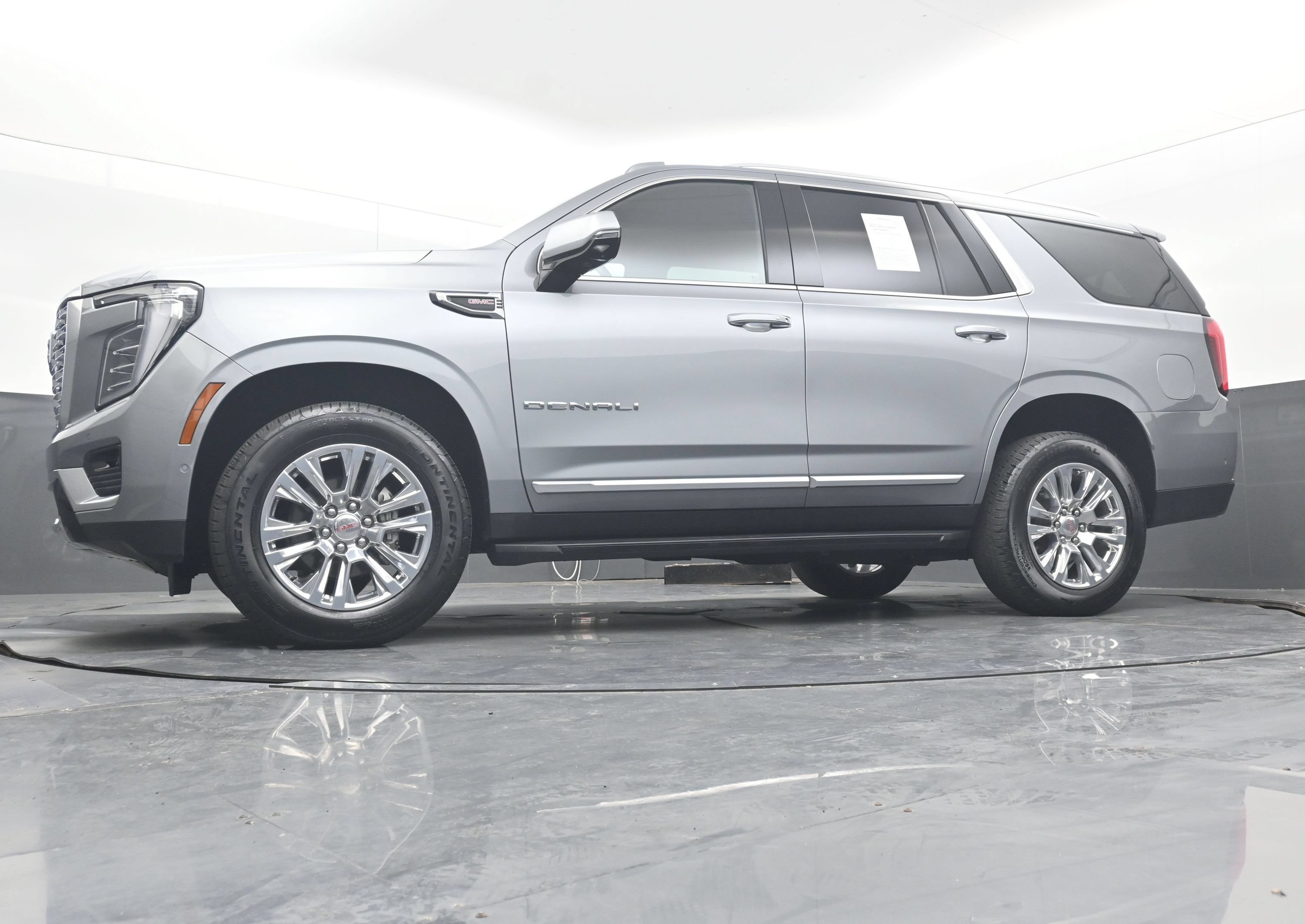 Used 2025 GMC Yukon Denali RWD image 32