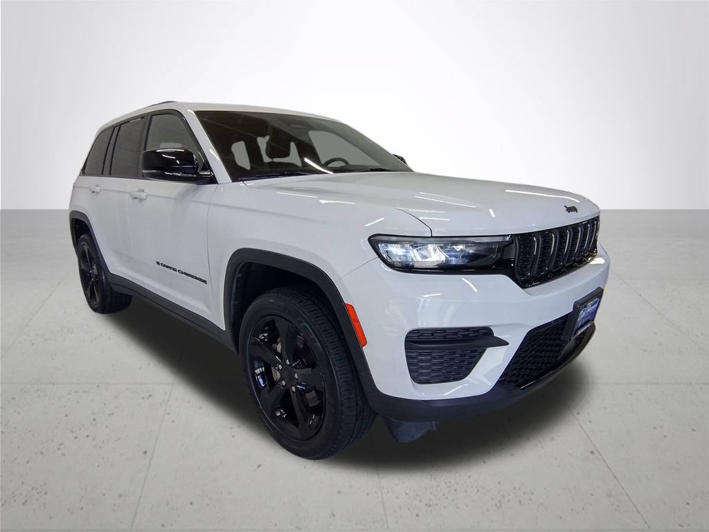 Used 2023 Jeep Grand Cherokee Altitude AWD/4WD image 4
