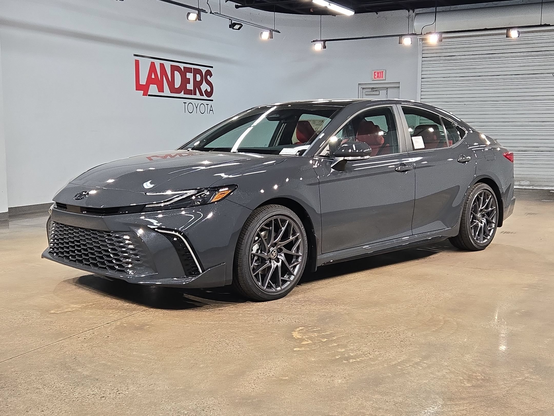 New 2026 Toyota Camry Hybrid FWD image 3