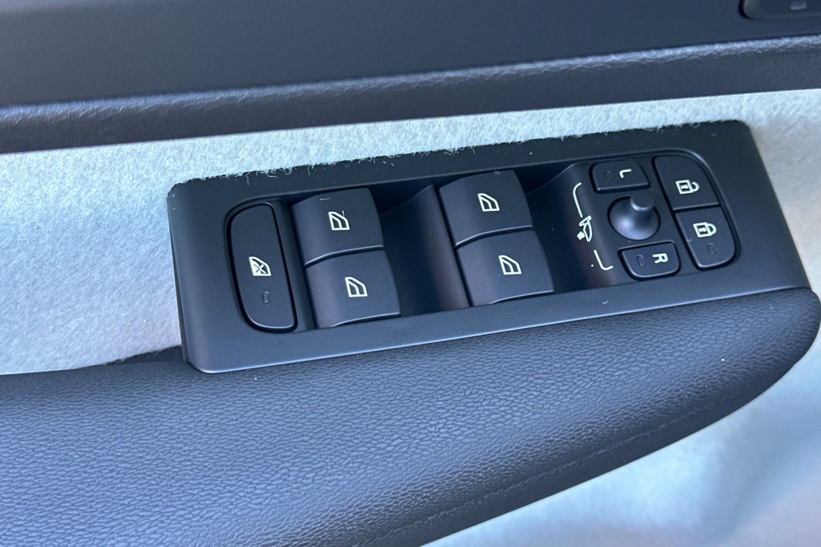 New 2026 Volvo XC40 B5 Plus w/ Protection Package Premier image 15