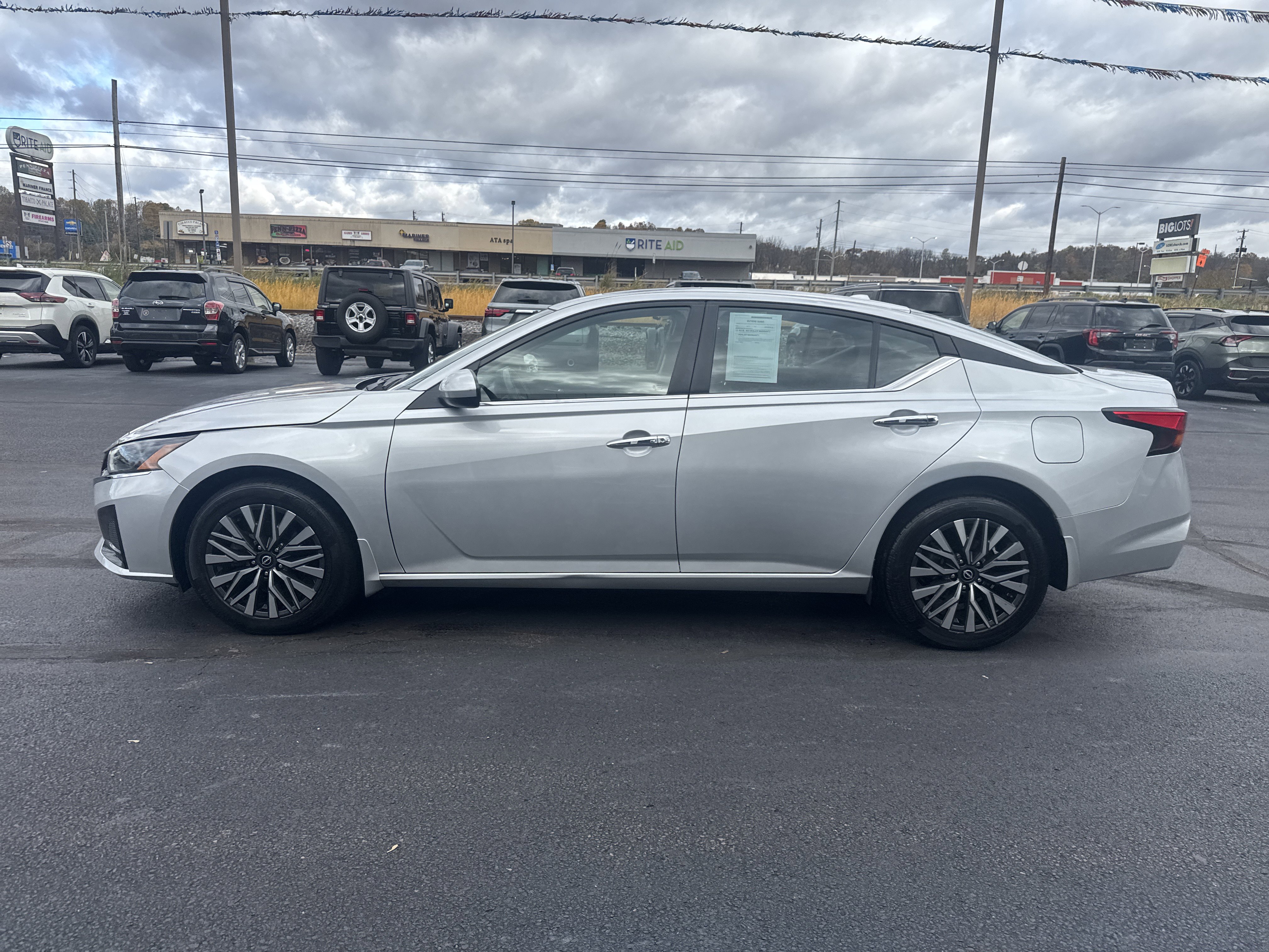 Used 2023 Nissan Altima 2.5 SV w/ SV Premium Package image 7