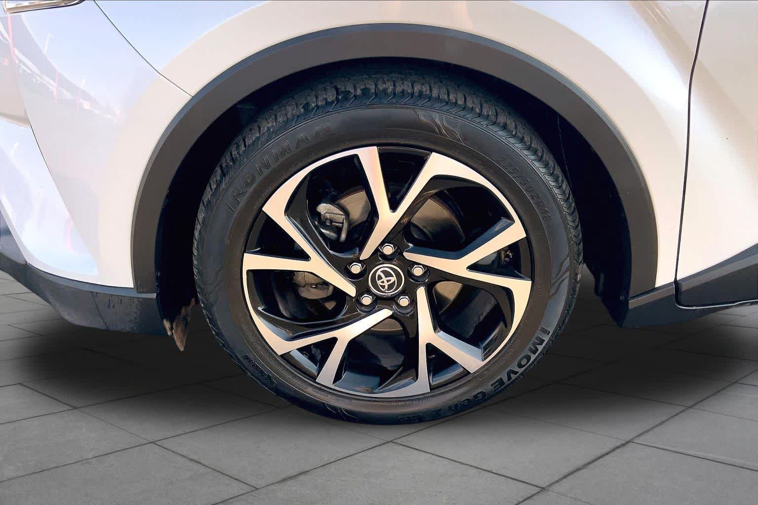 Used 2019 Toyota C-HR XLE FWD image 11