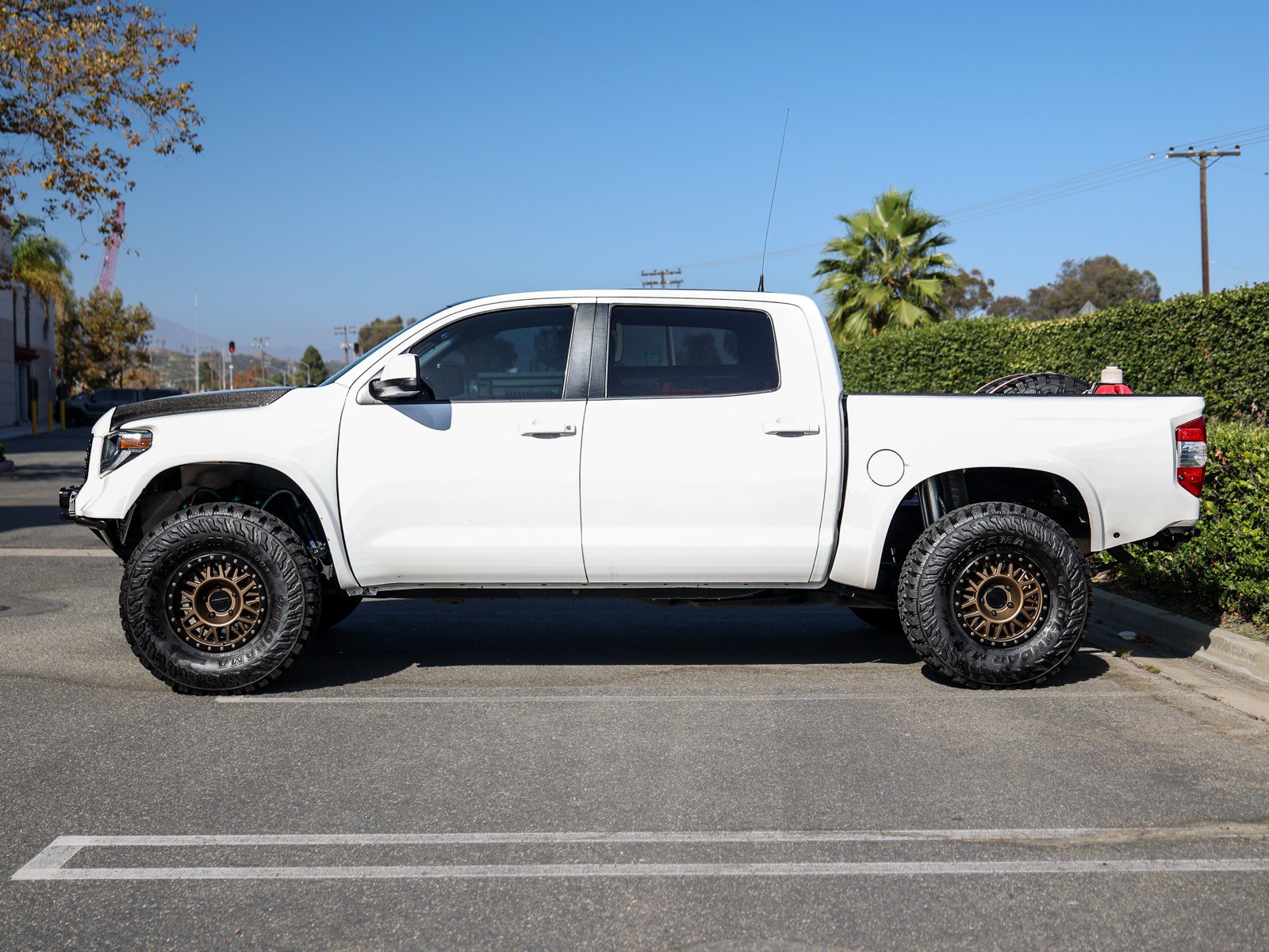 Used 2017 Toyota Tundra Limited w/ Limited Premium Package AWD/4WD image 8