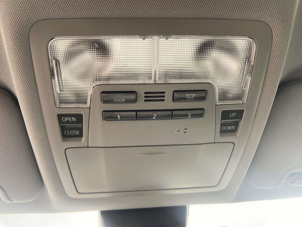 Used 2019 Toyota Highlander XLE image 24