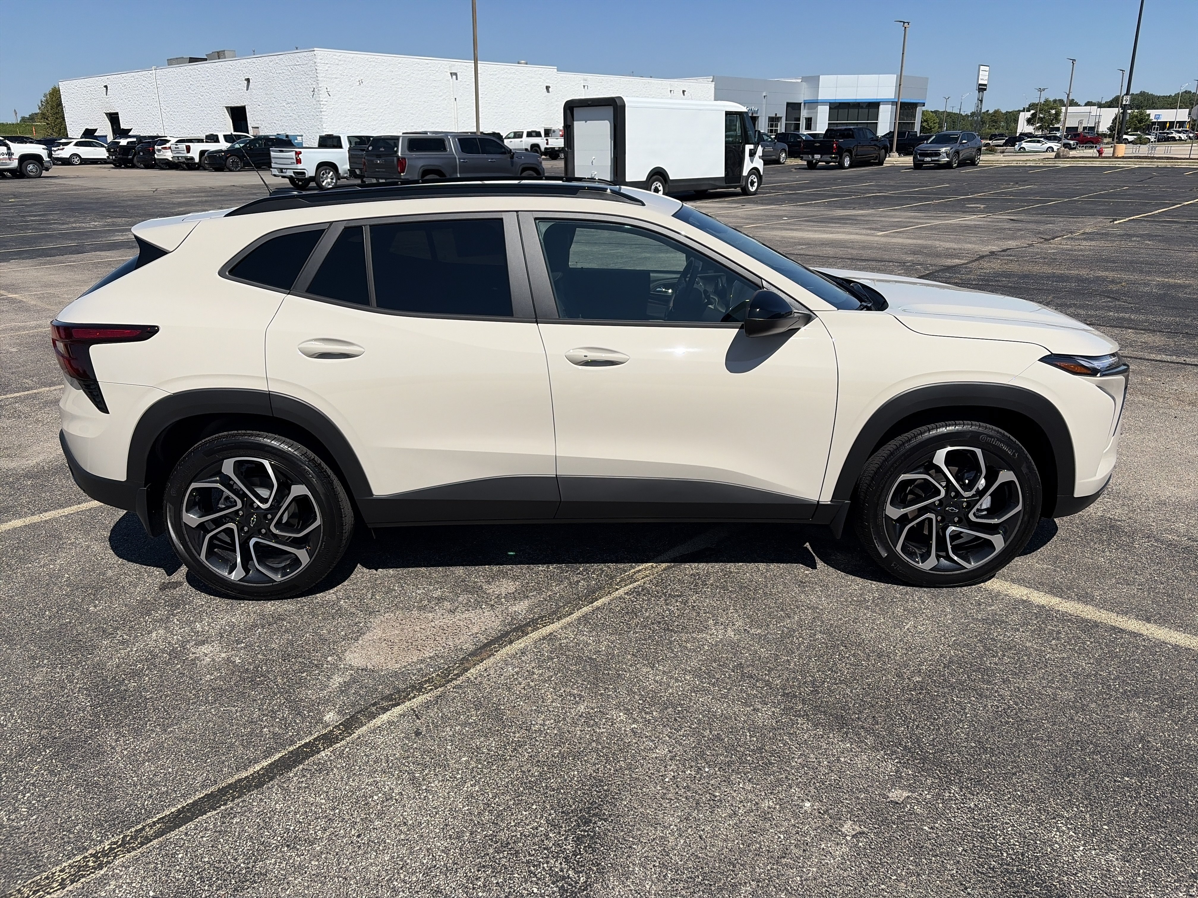 Used 2026 Chevrolet Trax RS w/ Sunroof Package FWD image 7