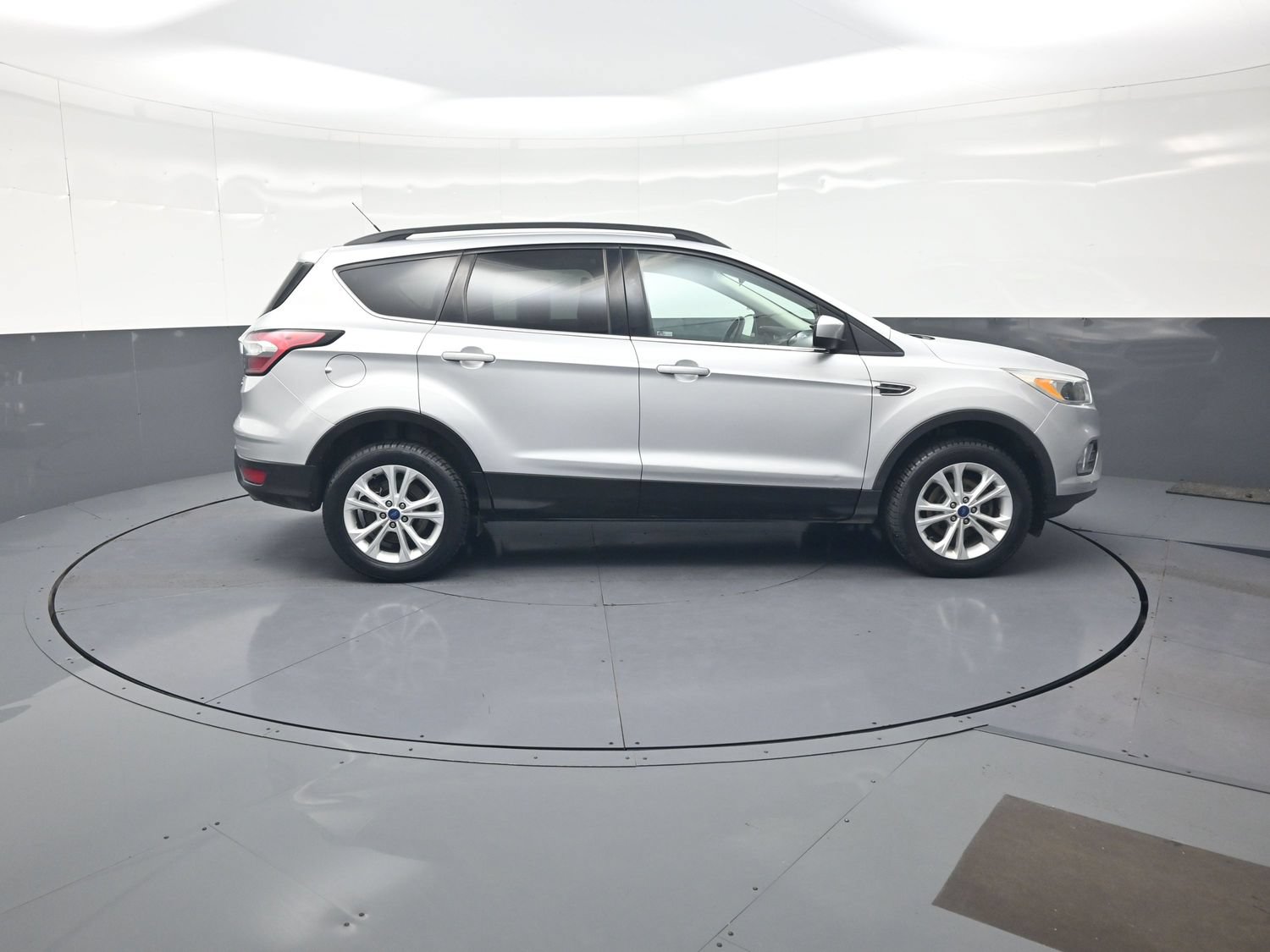 Used 2018 Ford Escape SE FWD image 2