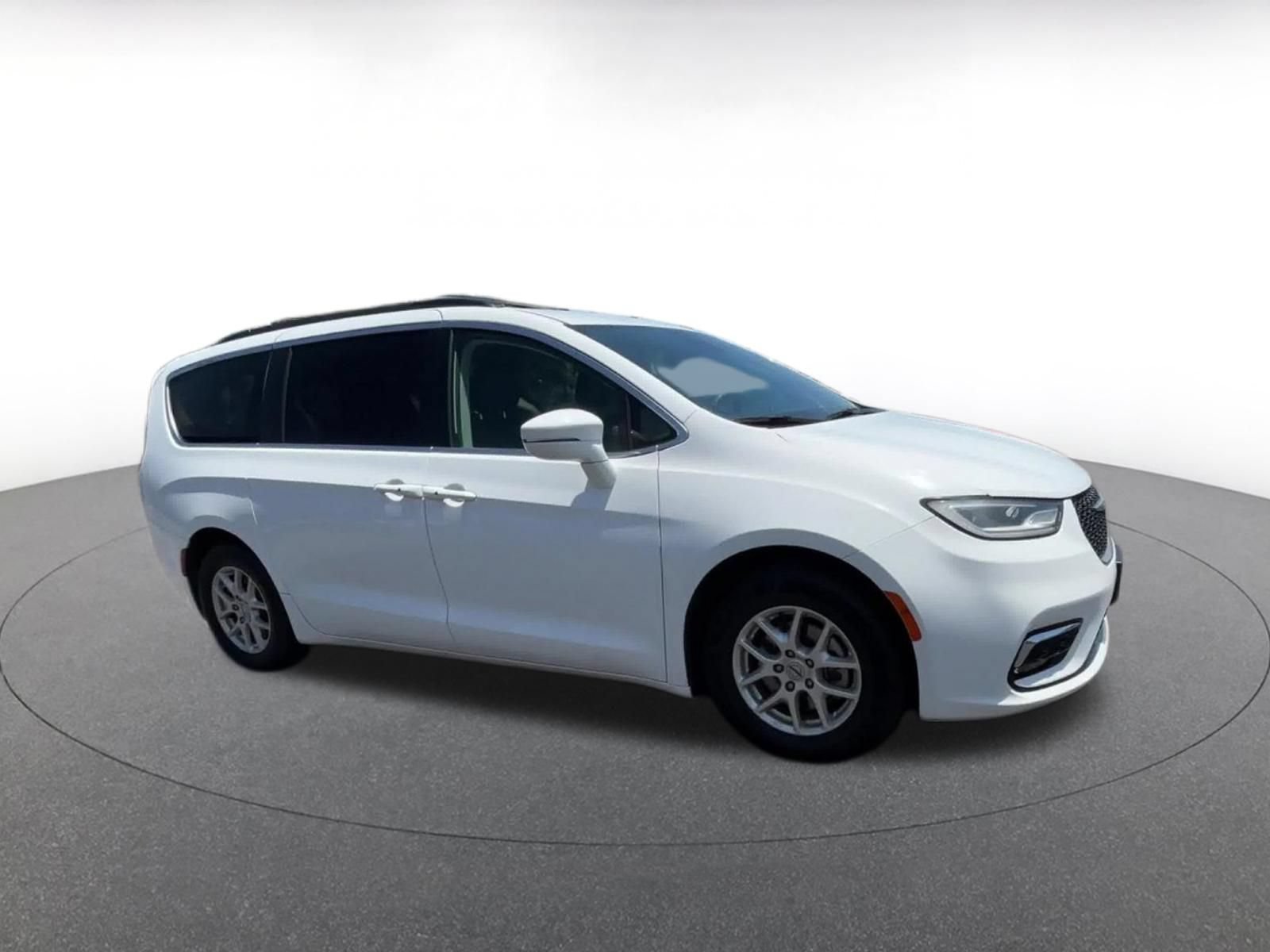 Used 2022 Chrysler Pacifica Touring-L FWD image 2