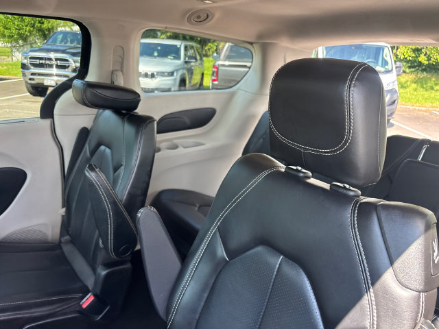 Used 2023 Chrysler Pacifica Touring-L FWD image 8