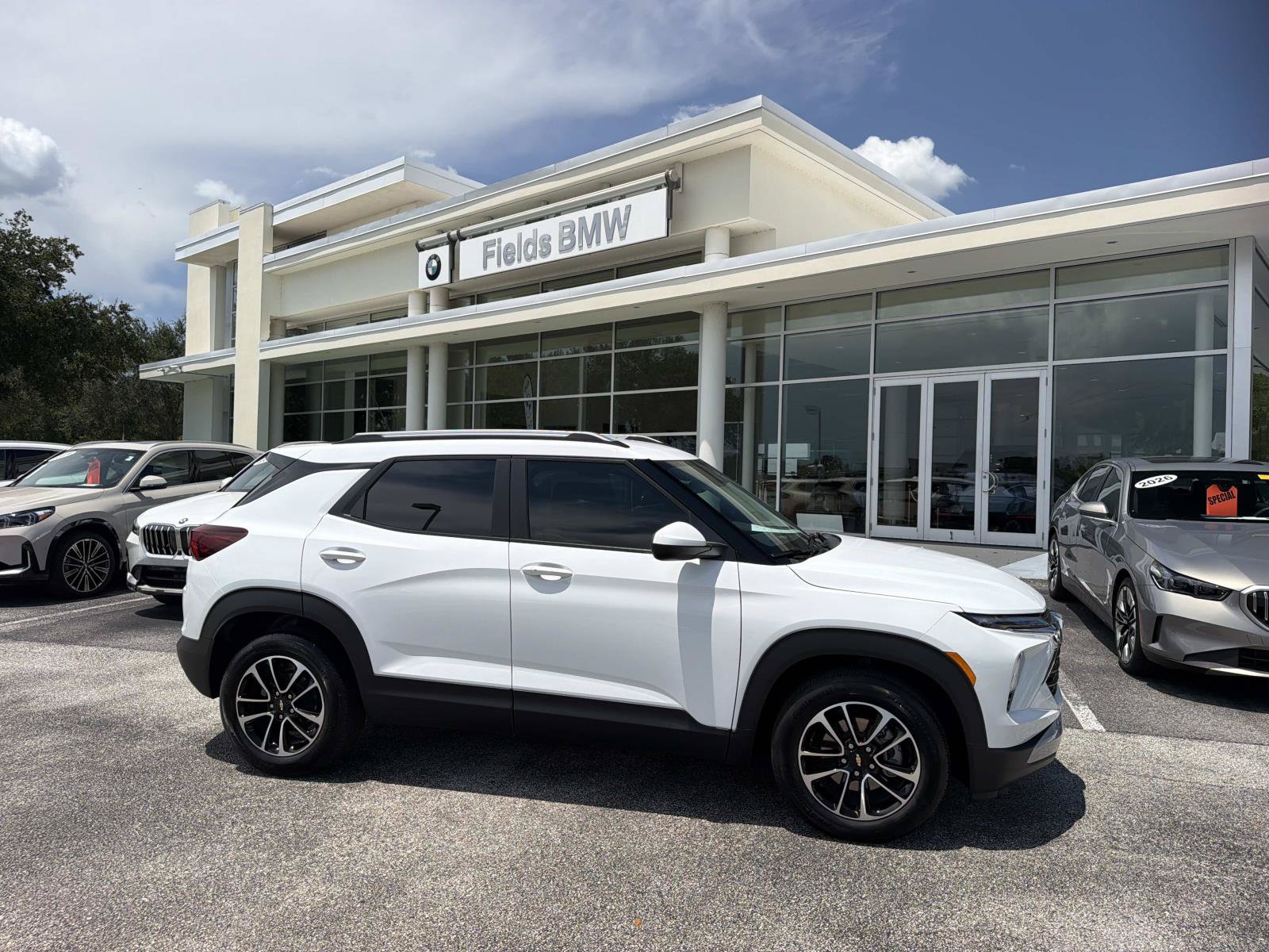 Used 2024 Chevrolet TrailBlazer LT w/ Driver Confidence Package FWD image 1