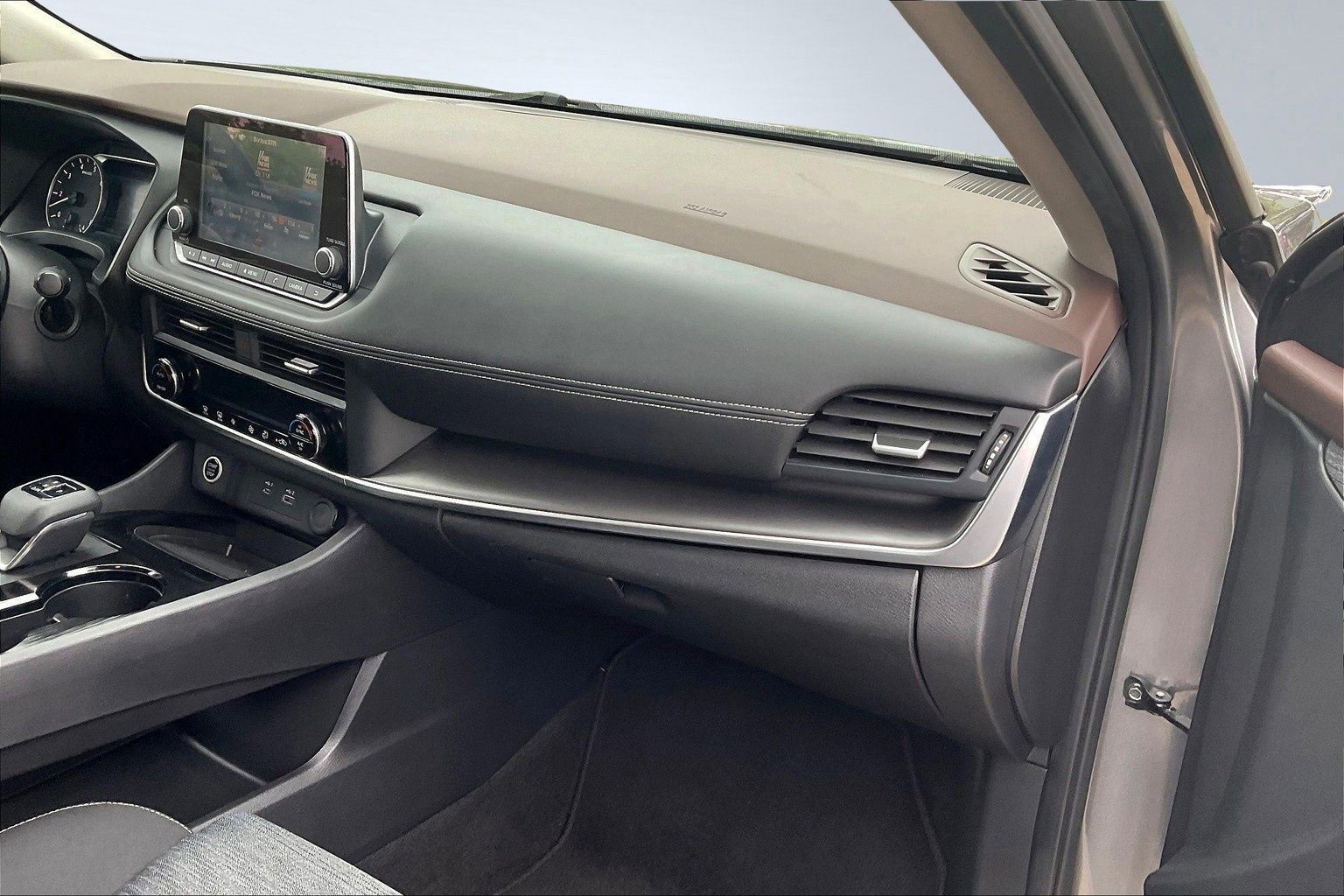 Certified 2023 Nissan Rogue SV image 24