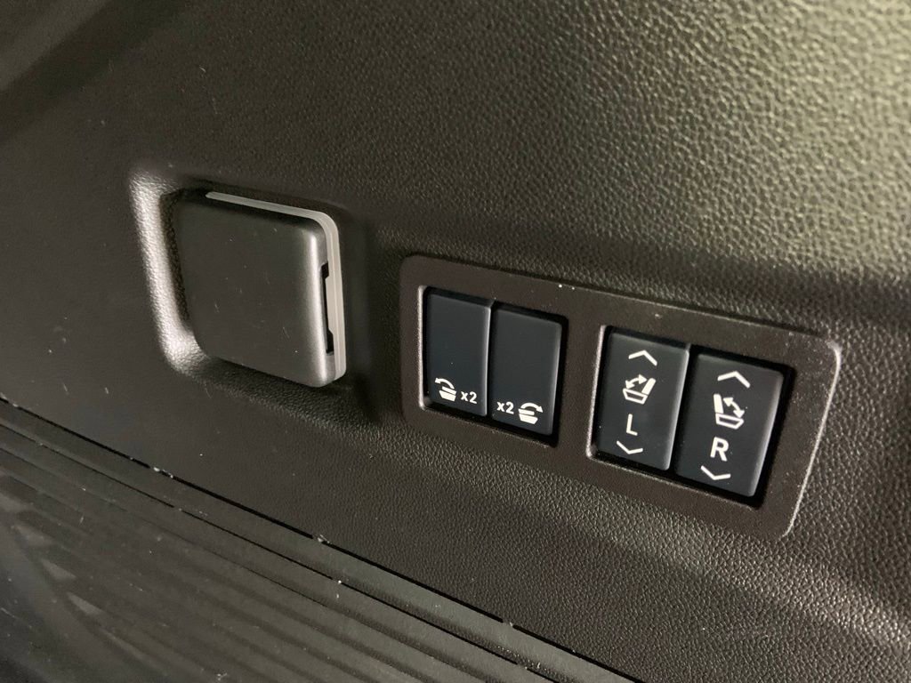 Used 2025 GMC Yukon Denali w/ Sun & Power Step Package image 11