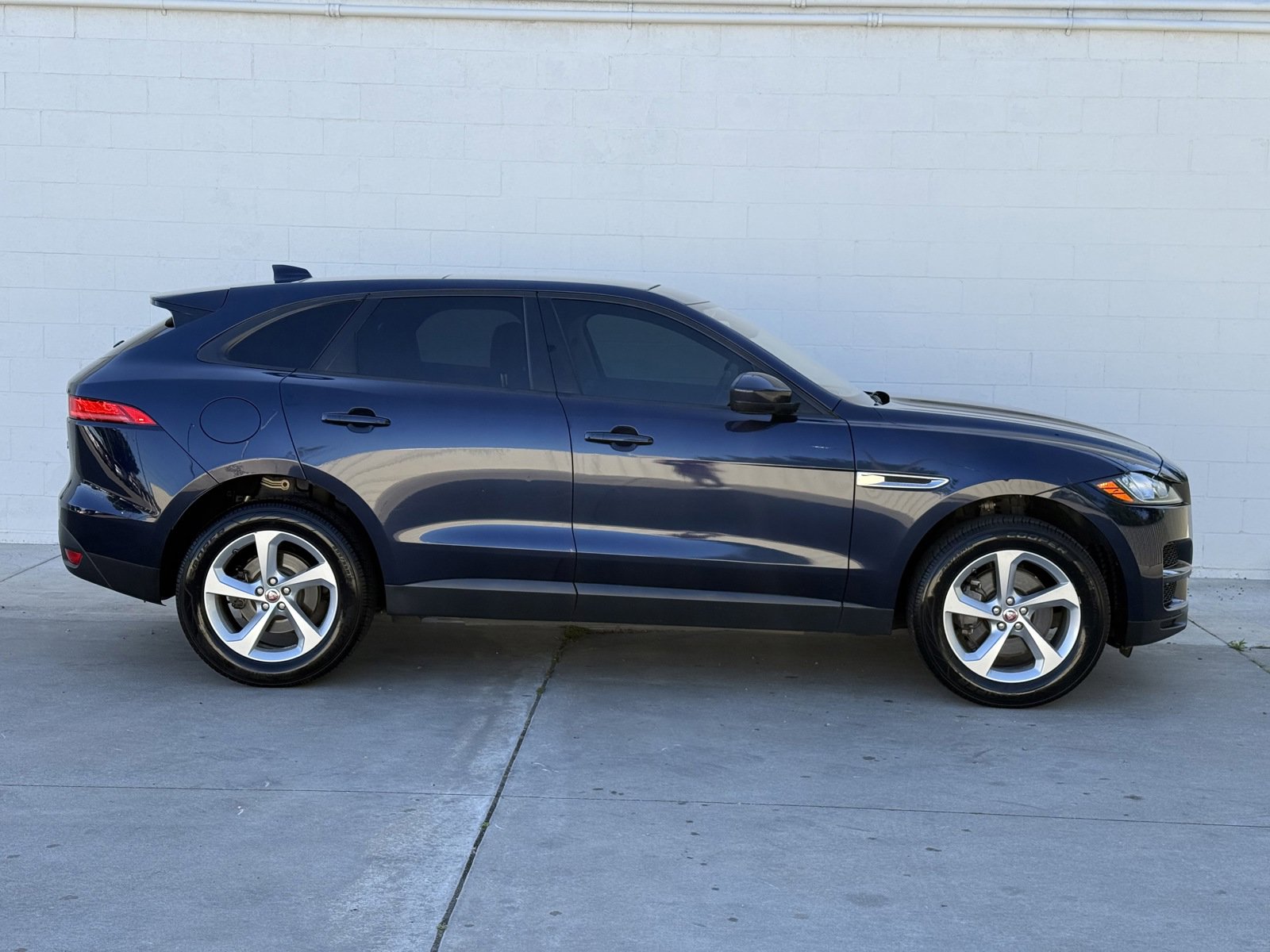 Used 2018 Jaguar F-PACE Premium image 4