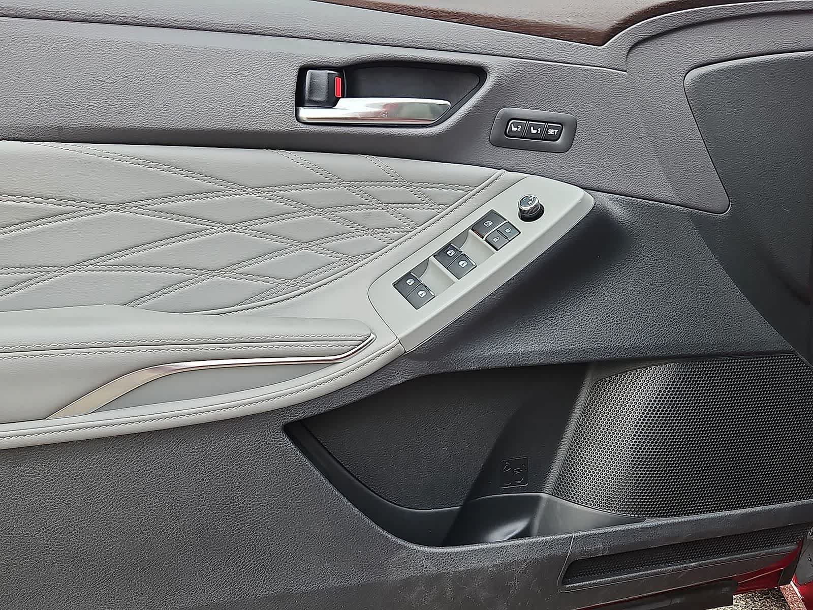 Used 2020 Toyota Avalon Limited FWD image 29