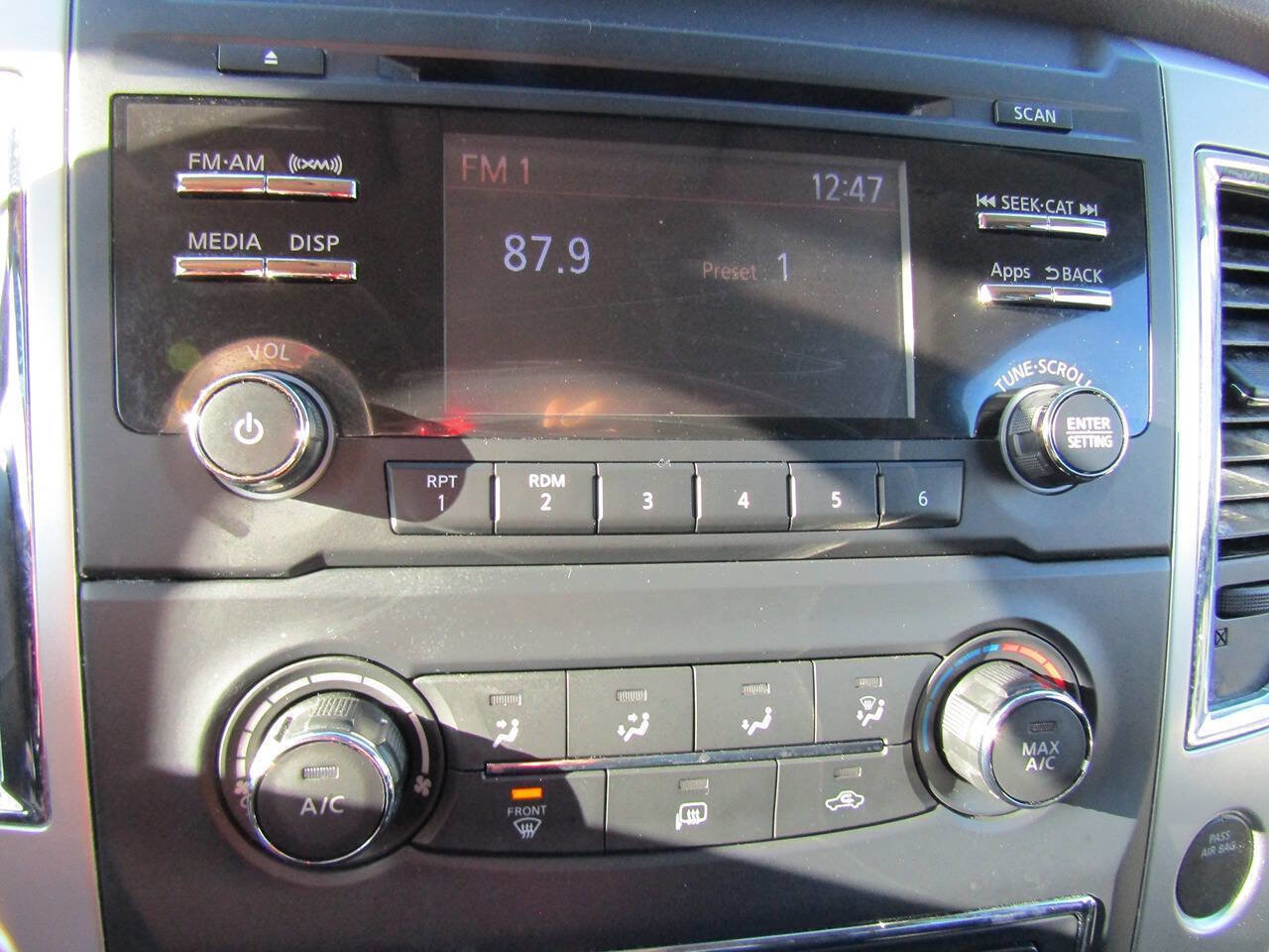 Used 2017 Nissan Titan SV image 16