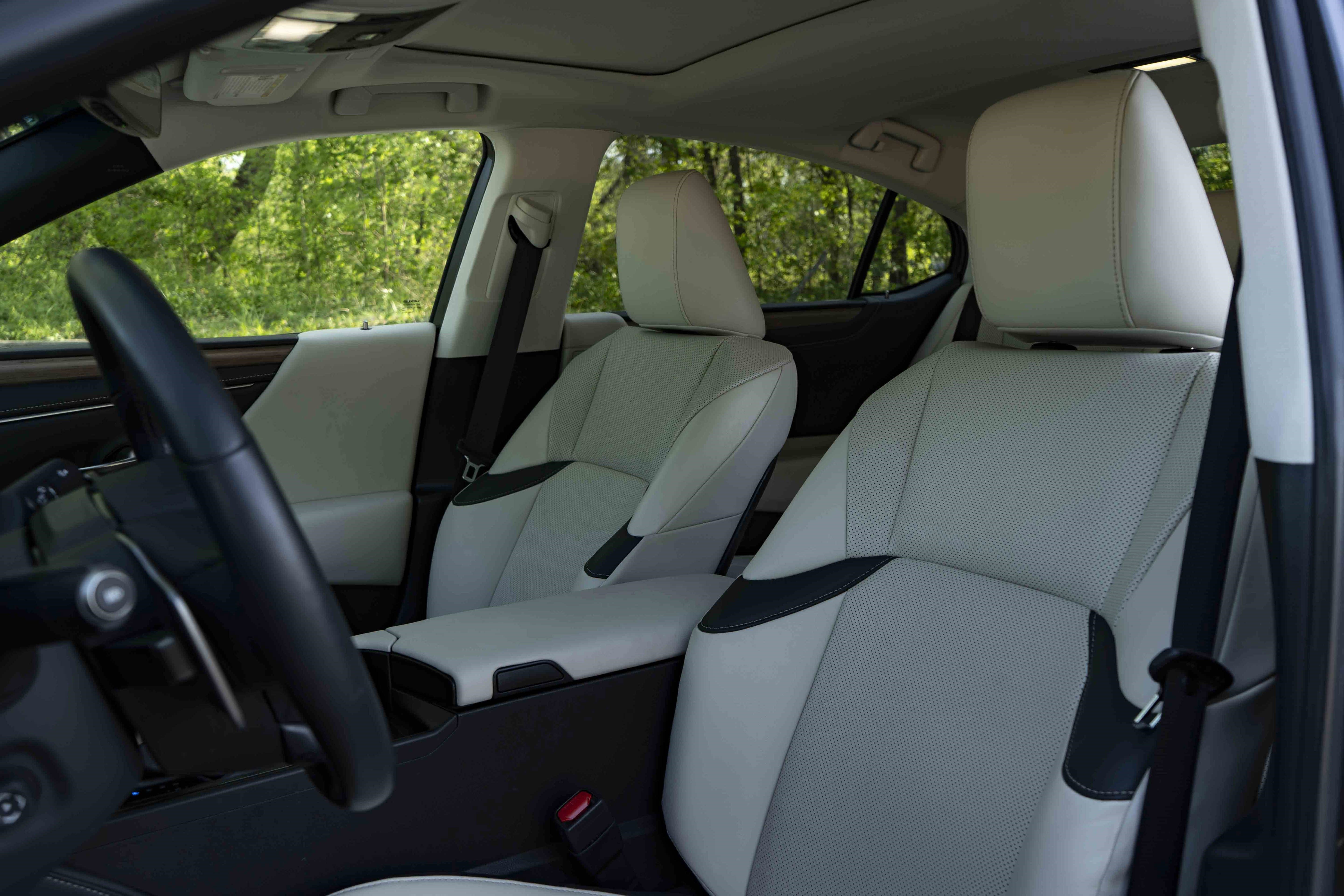 Used 2025 Lexus ES 300h w/ Premium Package image 17