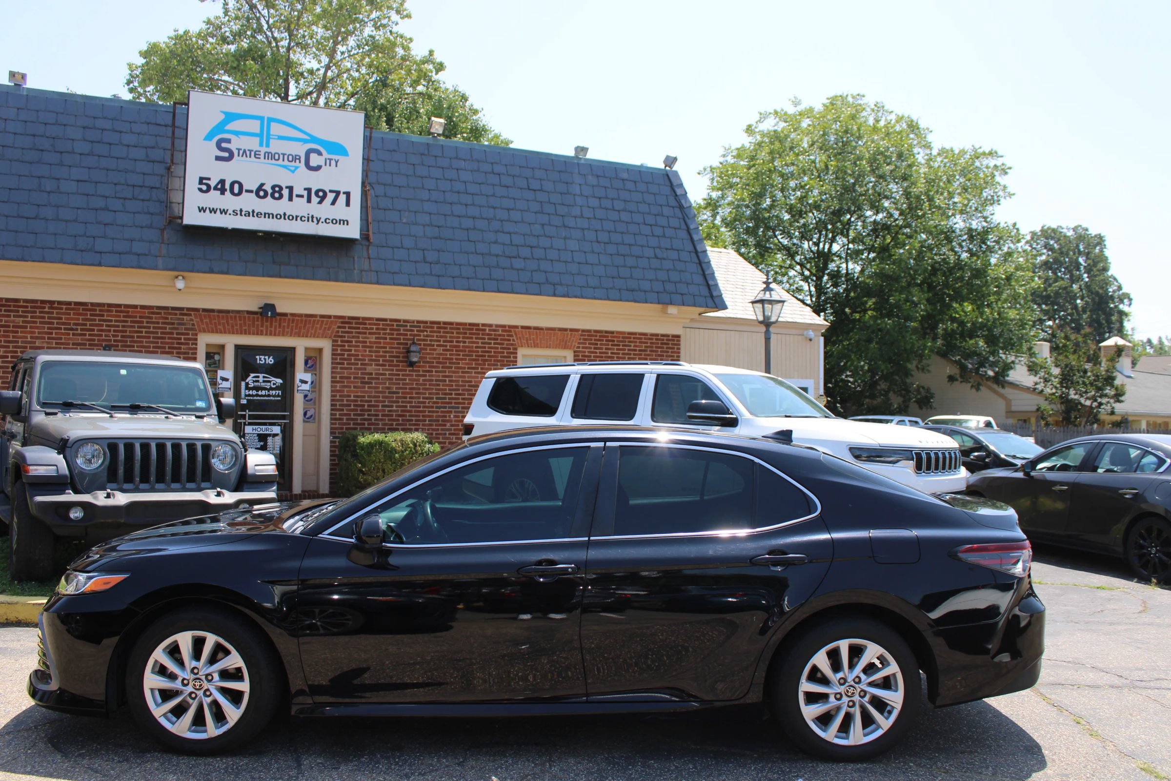 Used 2023 Toyota Camry LE FWD image 5