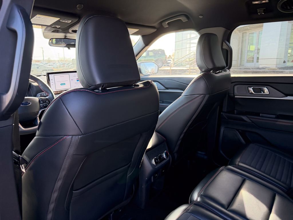 Used 2025 Ford Explorer ST-Line w/ ST-Line Street Pack image 14