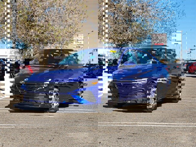 Used 2024 Hyundai Elantra SE image 2