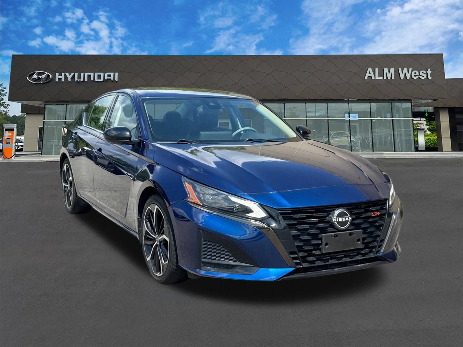 Used 2023 Nissan Altima 2.5 SR w/ SR Premium Package FWD image 3