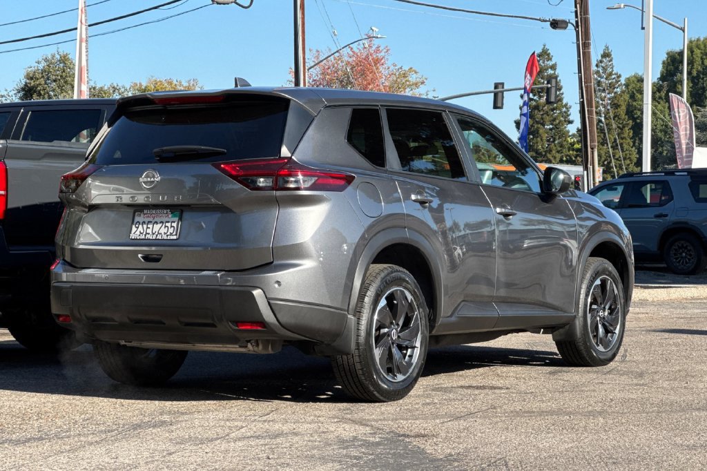 Used 2025 Nissan Rogue SV FWD image 3