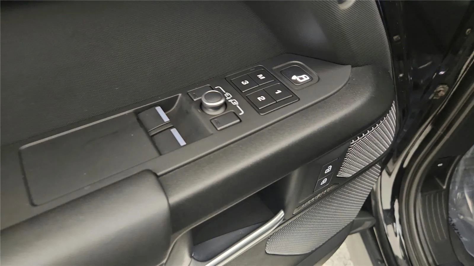 Used 2022 Land Rover Defender 90 V8 image 32