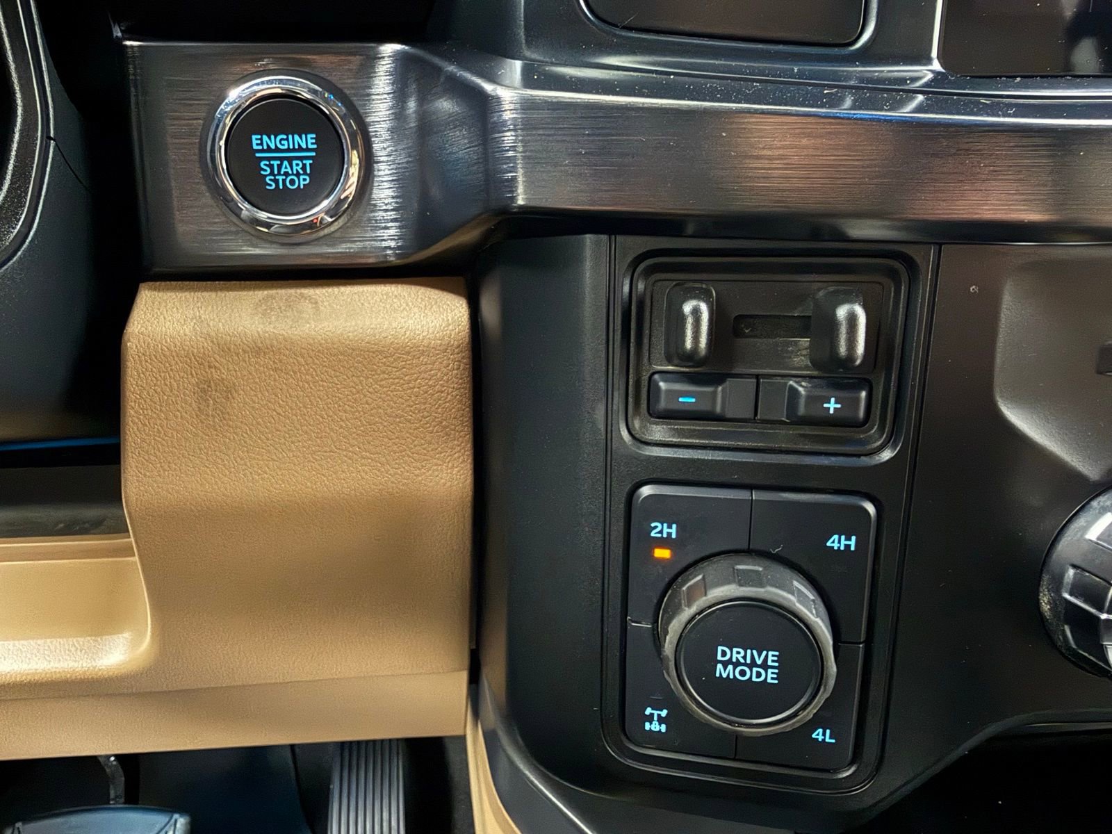 Used 2025 Ford F350 Lariat w/ Chrome Package image 16