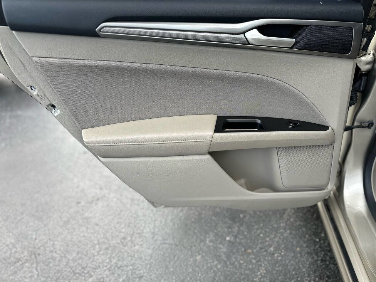 Used 2017 Ford Fusion SE image 15