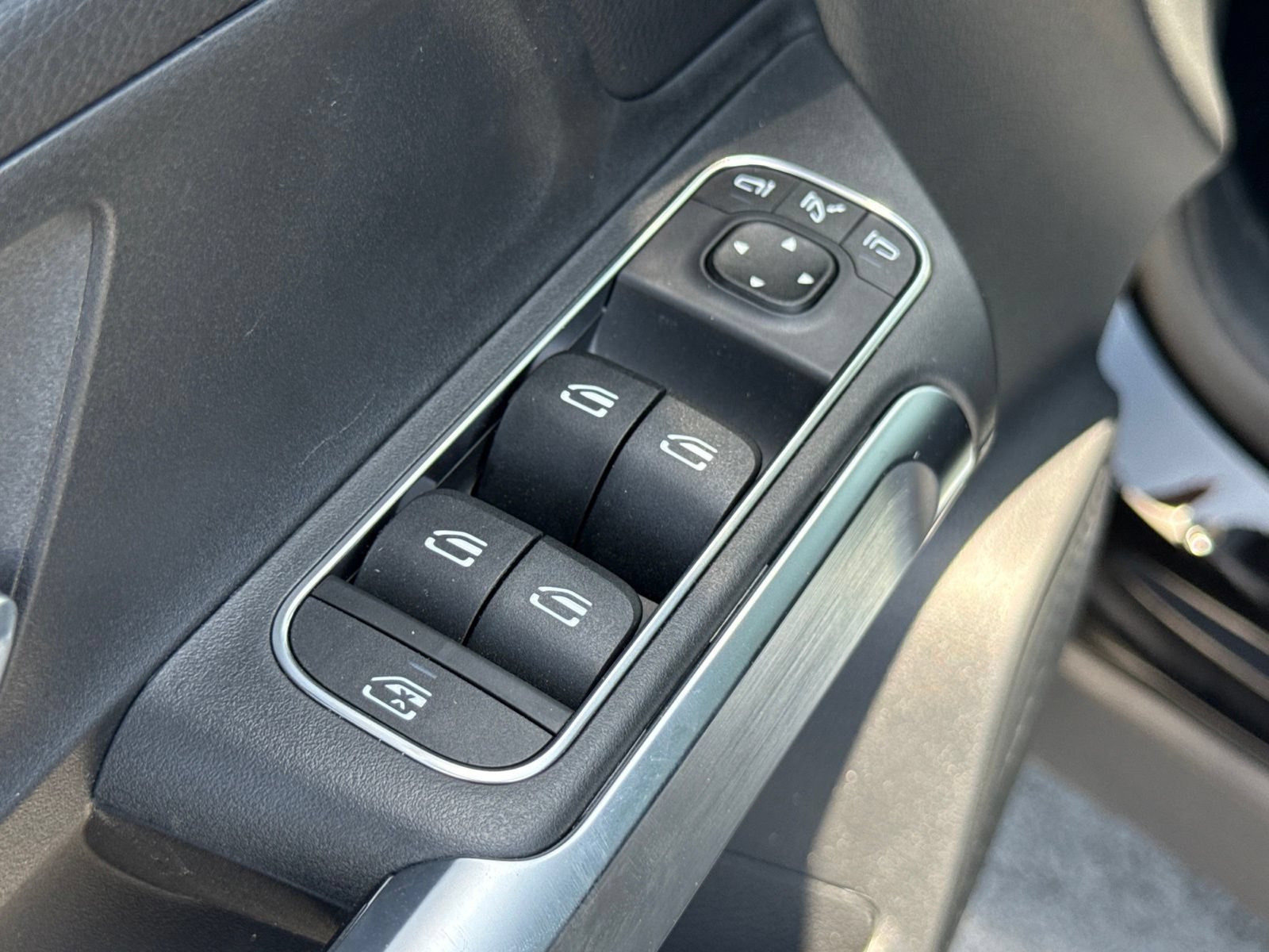 Used 2025 Mercedes-Benz GLB 250 image 13
