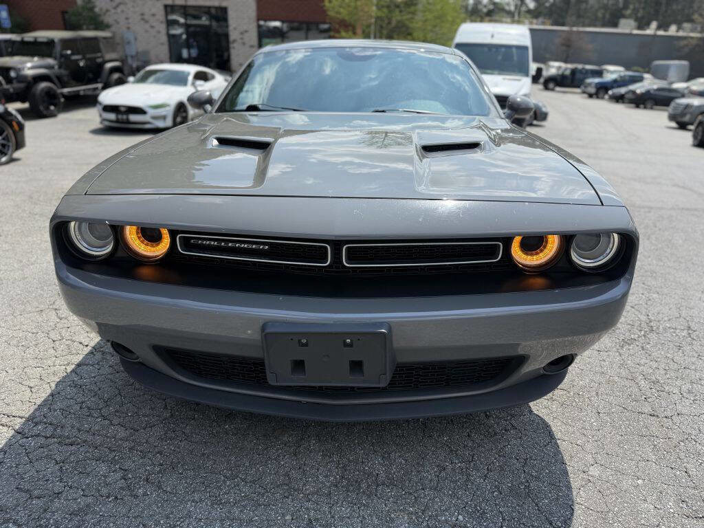Used 2018 Dodge Challenger SXT RWD image 2