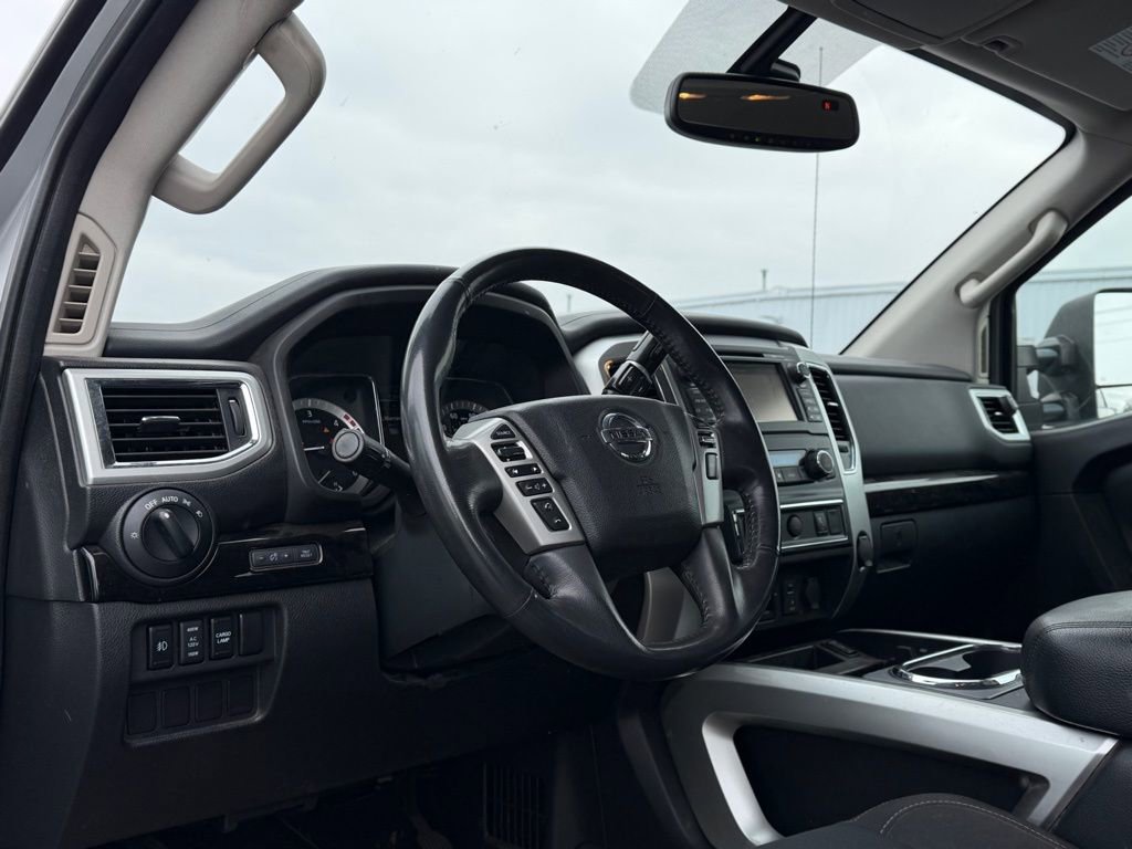 Used 2016 Nissan Titan SV image 12