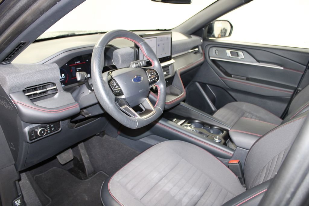 Used 2025 Ford Explorer ST-Line w/ ST-Line Street Pack image 24