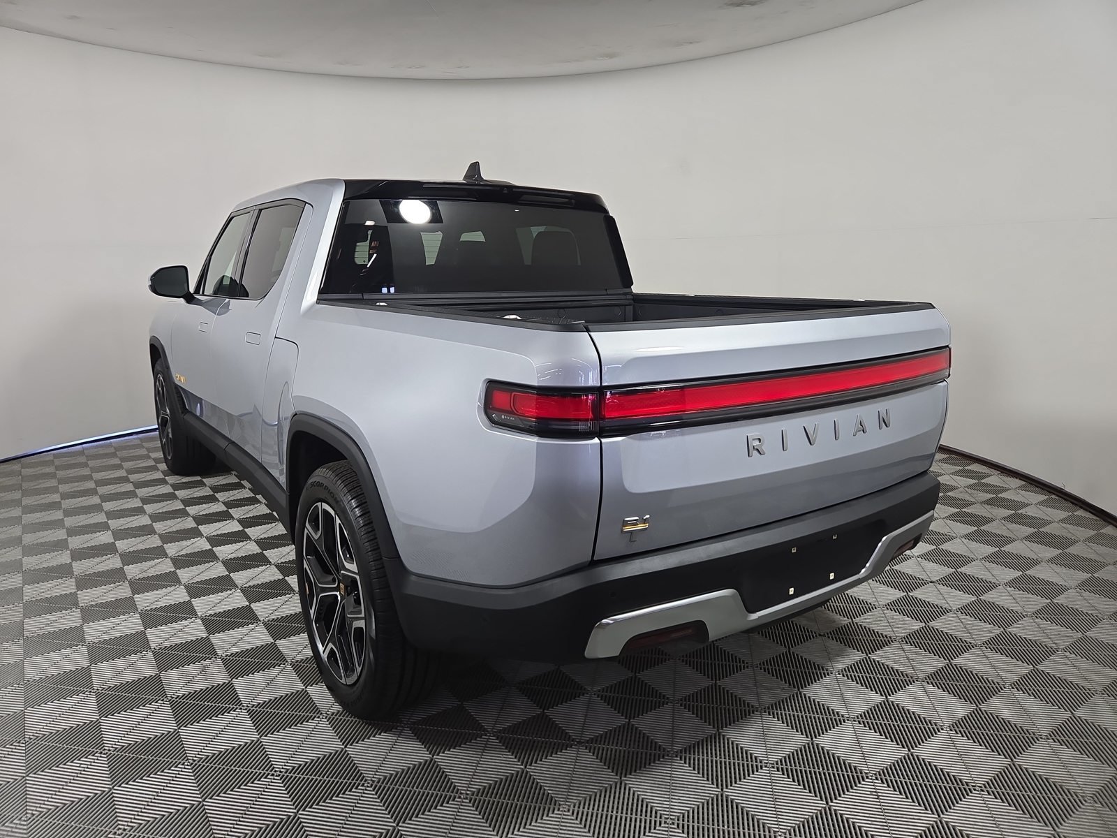 Used 2022 Rivian R1T Adventure AWD/4WD image 3