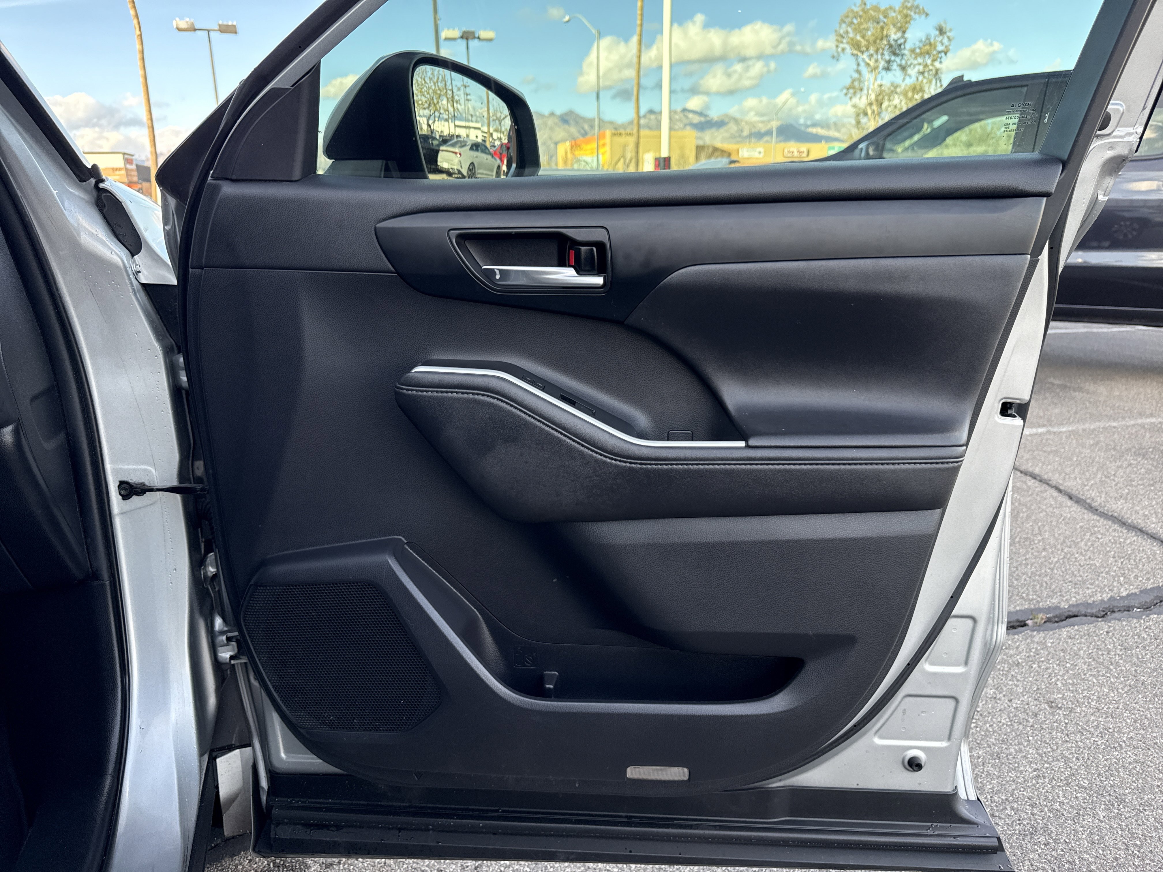 Used 2020 Toyota Highlander XLE image 27