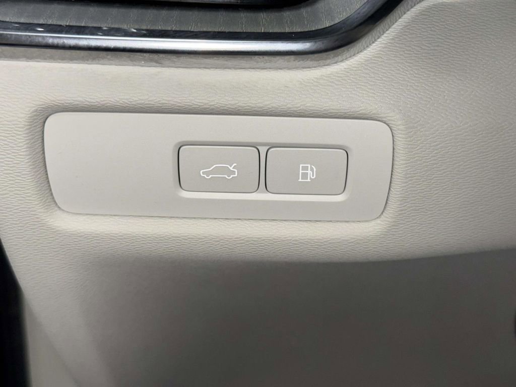 Used 2025 Volvo S60 T8 Plus image 25