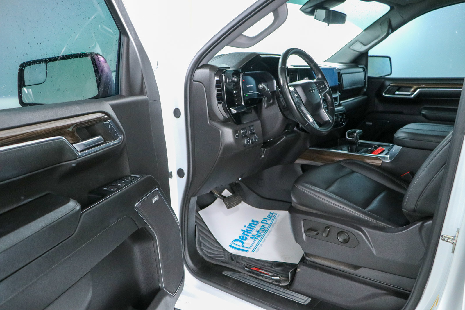 Used 2024 Chevrolet Silverado 1500 LT Trail Boss w/ Convenience Package II AWD/4WD image 3