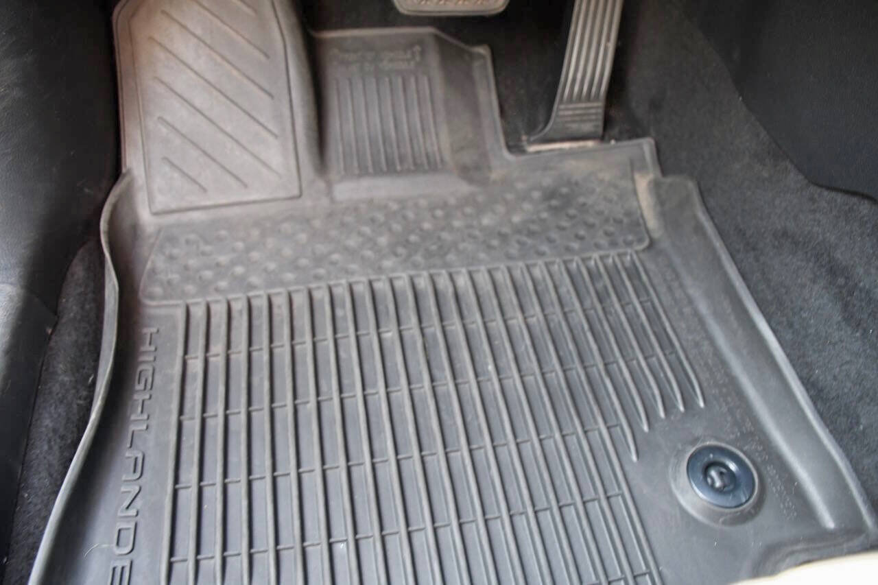 Used 2022 Toyota Highlander XLE AWD/4WD image 13
