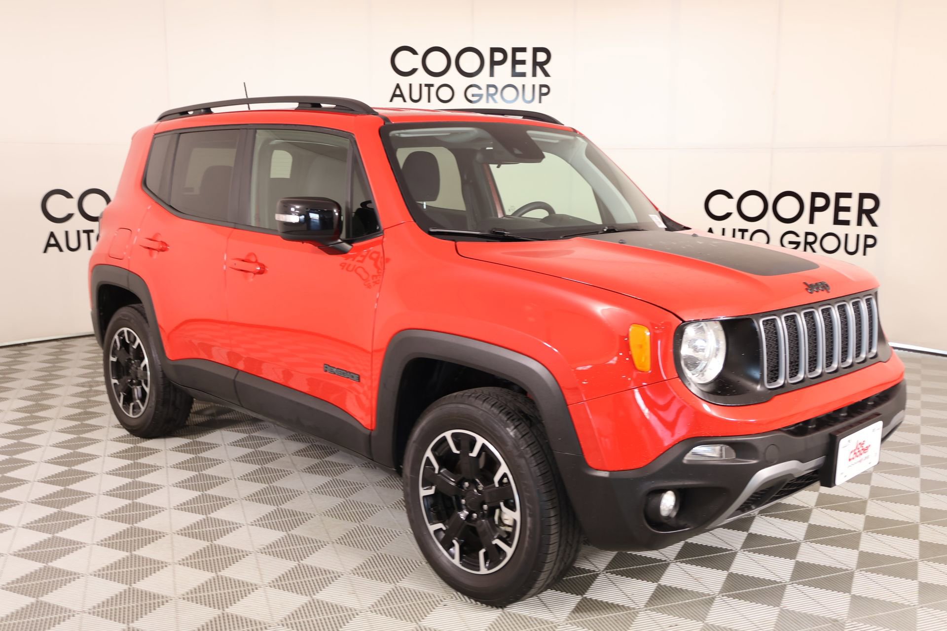 Used 2023 Jeep Renegade Latitude AWD/4WD image 1