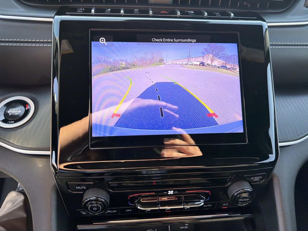 Used 2024 Jeep Grand Cherokee Laredo image 34