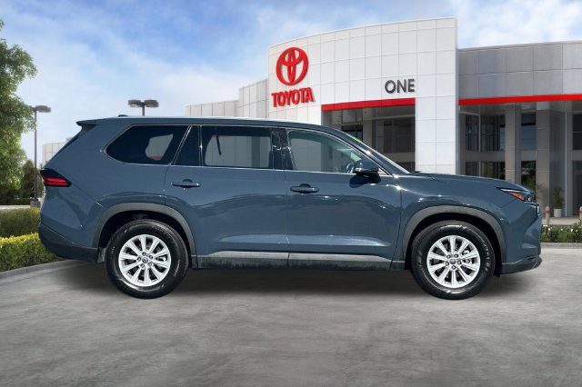 Used 2025 Toyota Grand Highlander AWD image 3