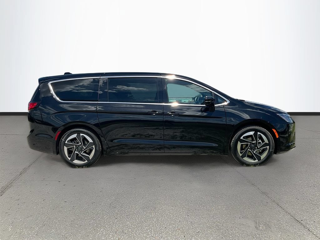 New 2027 Chrysler Pacifica Limited FWD image 8