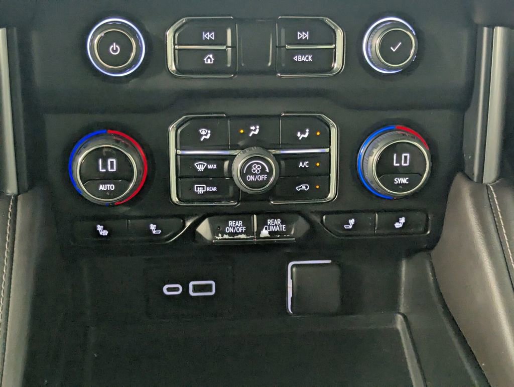 Used 2022 Chevrolet Suburban LT AWD/4WD image 19