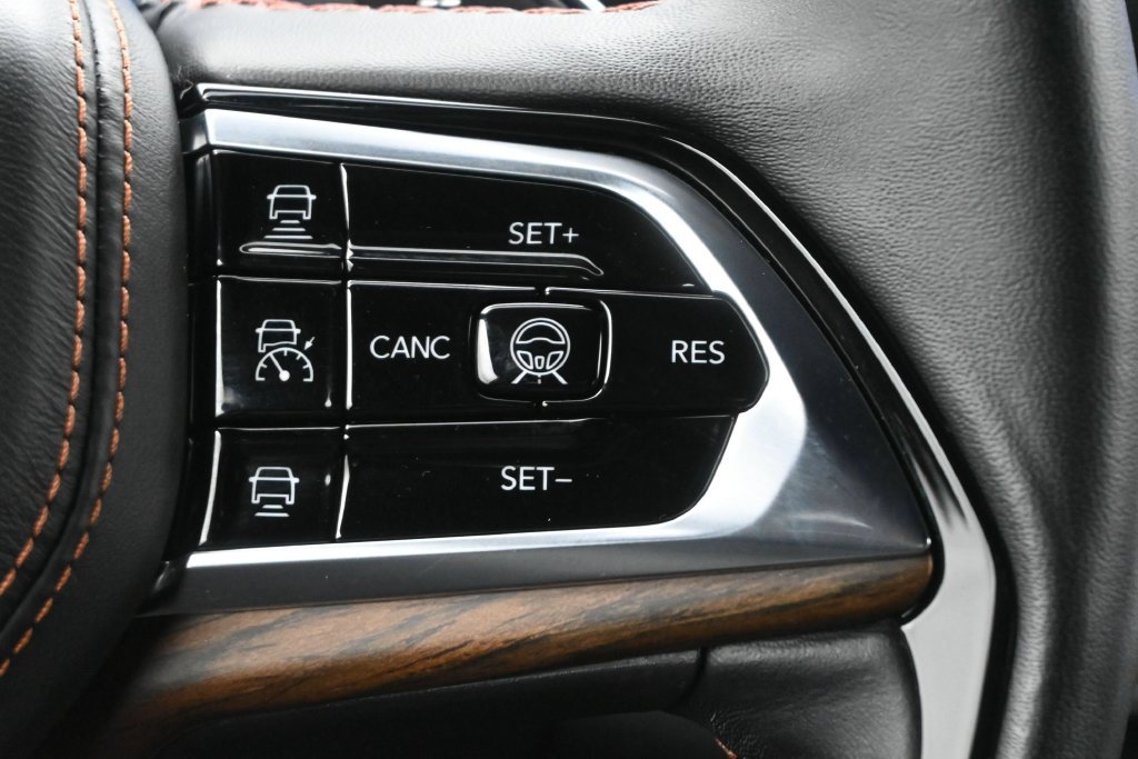 Used 2023 Jeep Grand Cherokee L Summit w/ High Altitude Package AWD/4WD image 9