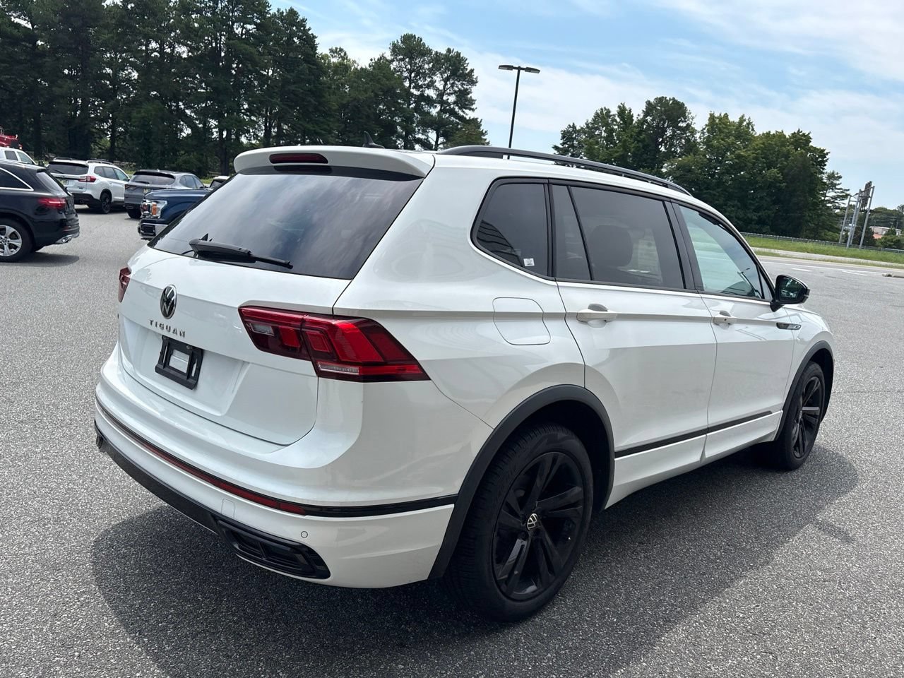 Used 2023 Volkswagen Tiguan SE R-Line FWD image 10